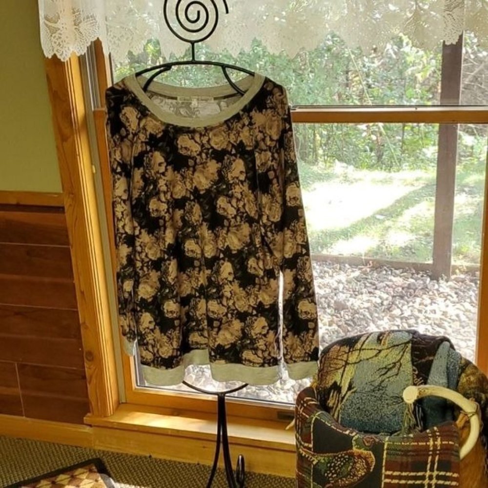 Taylor & Sage Black & Beige Floral‎ Sz M (L) Sweatshirt